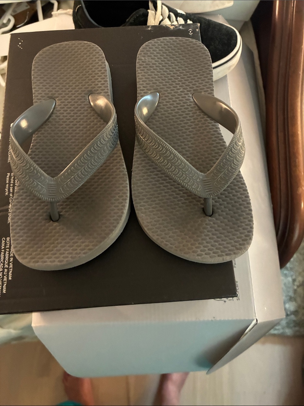 Old Navy Gray Kids Flip Flop Sandals